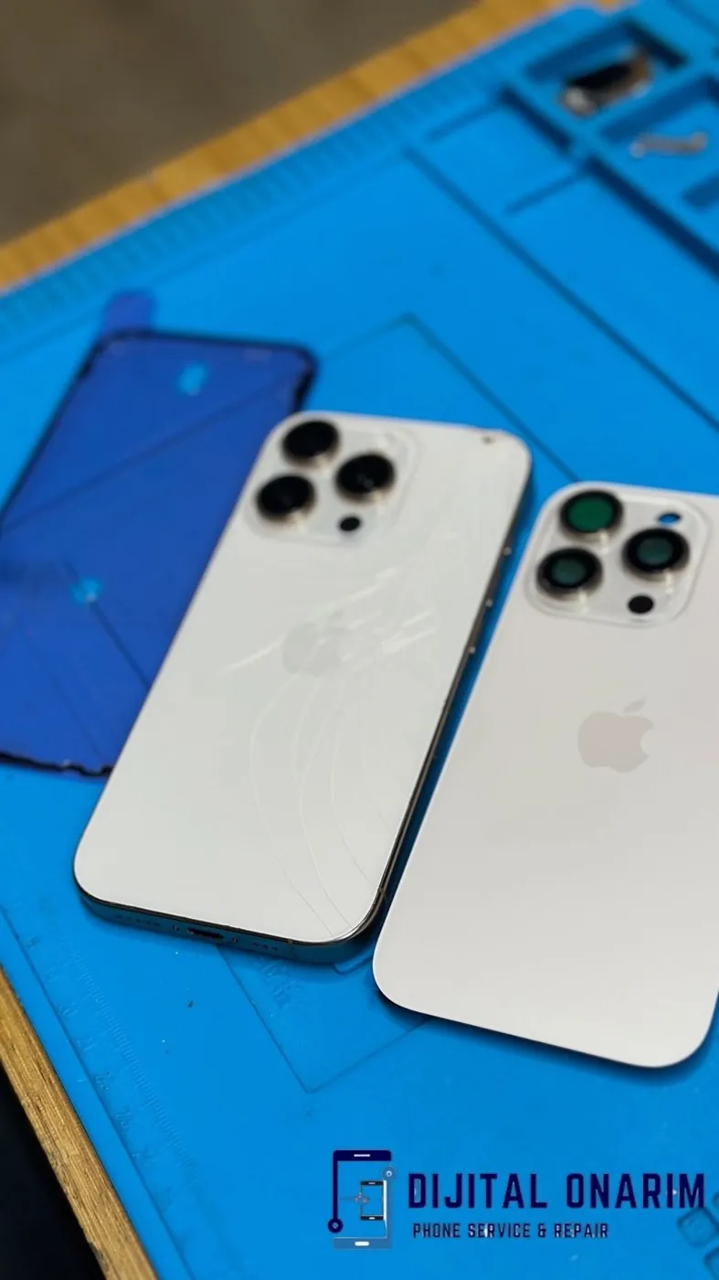 iPhone 16 Arka Cam Değişimi — Çatlamış arka cam ile yenisi yan yana