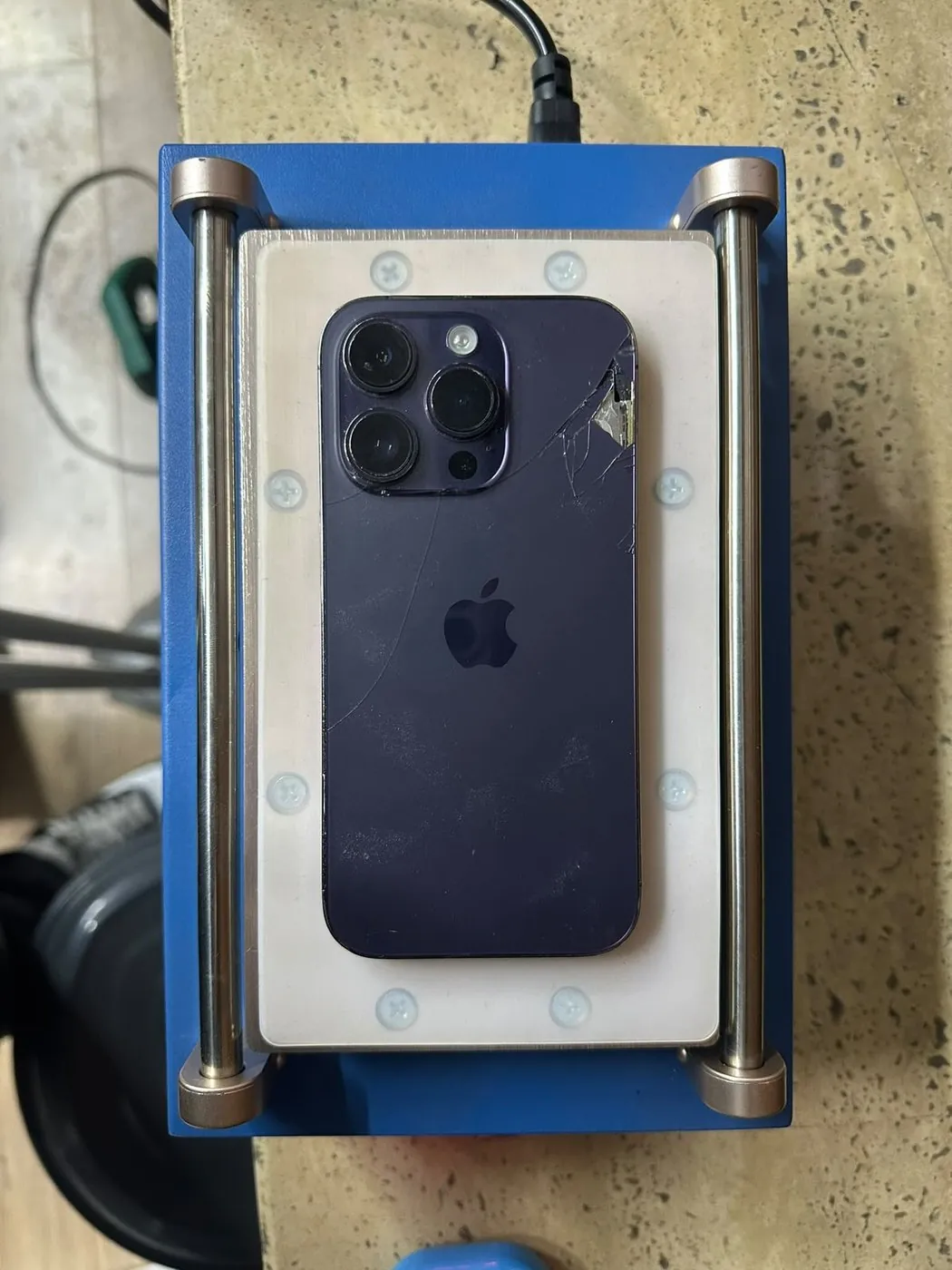 iPhone 16 Arka Cam Değişimi — Arka cam ayırma presinde ısıtma aşaması