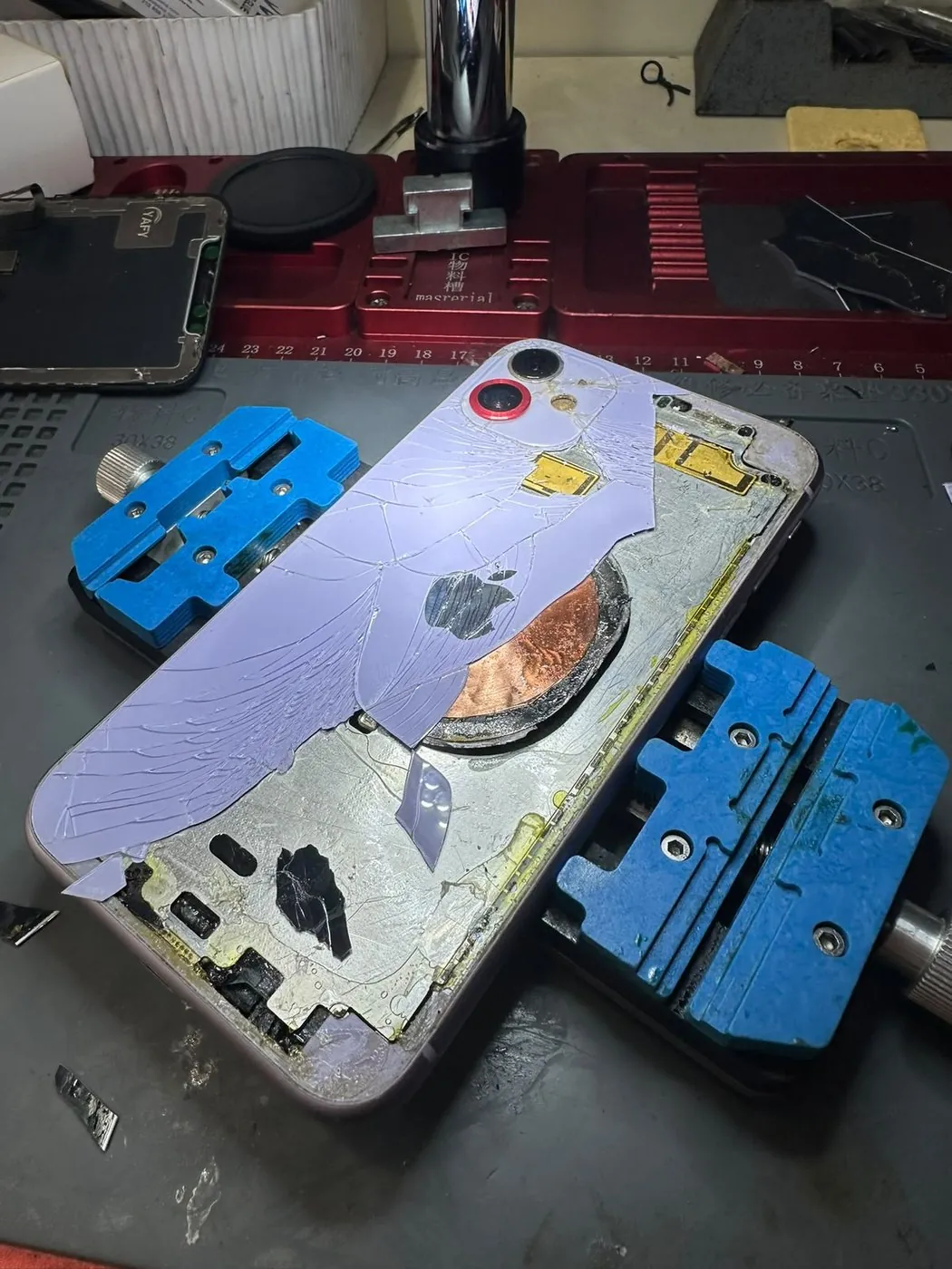 iPhone 16 Arka Cam Değişimi — Kırık arka camın gövdeden sökülmesi