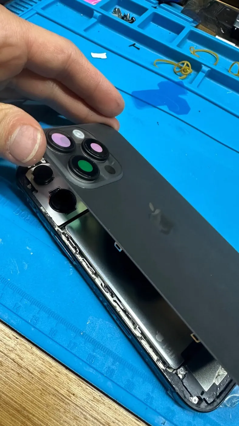 iPhone 16 Arka Cam Değişimi — Söküm sırasında kamera lensleri korumaya alınmış