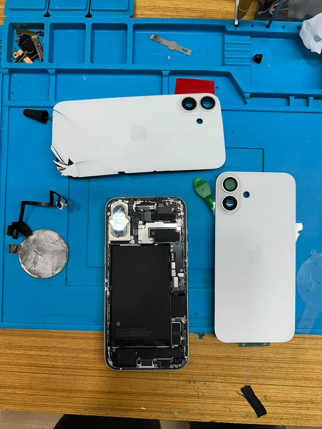iPhone 16 Arka Cam Değişimi — Kırık arka cam çıkarıldı, yenisi montaja hazır
