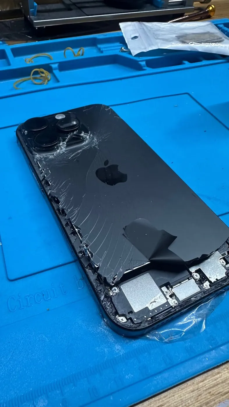 iPhone 16 Arka Cam Değişimi — Kırılmış arka camın yakın çekimi