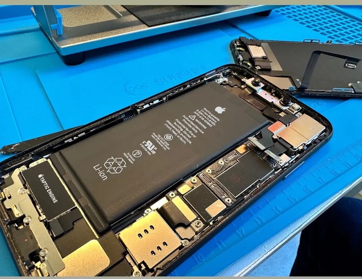 iPhone 13 Batarya Değişimi — Açılmış iPhone içinde pil konumu