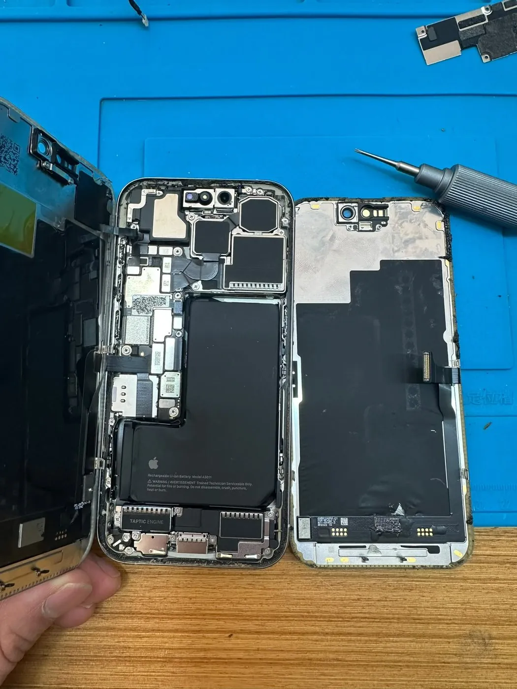 iPhone 13 Ekran Değişimi — Ekran söküldü, batarya ve anakart açıkta