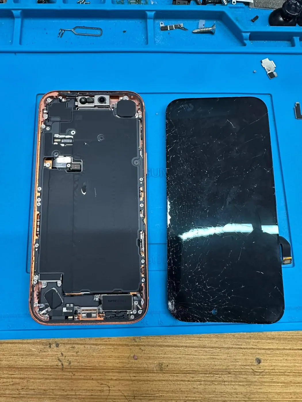 iPhone 13 Ekran Değişimi — Kırılmış ekran ile gövde ayrılmış halde