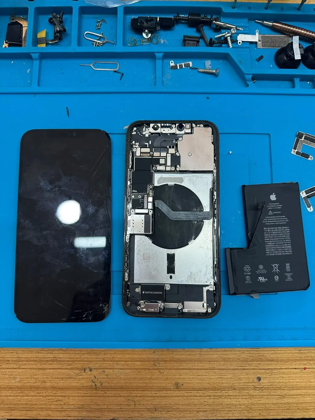 iPhone 13 Ekran Değişimi — Eski ekran, gövde ve batarya birlikte