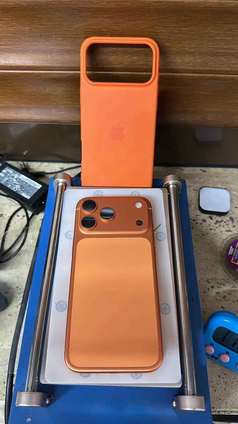 iPhone 13 Ekran Değişimi — Ekran değişimi sonrası montaj presinde sabitleme