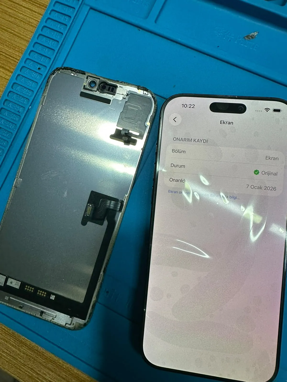 iPhone 16 Pro Max Ekran Değişimi — Sökülen kırık iPhone 16 Pro Max ekranı ve değişim sonrası onarım kaydı: Ekran — Orijinal