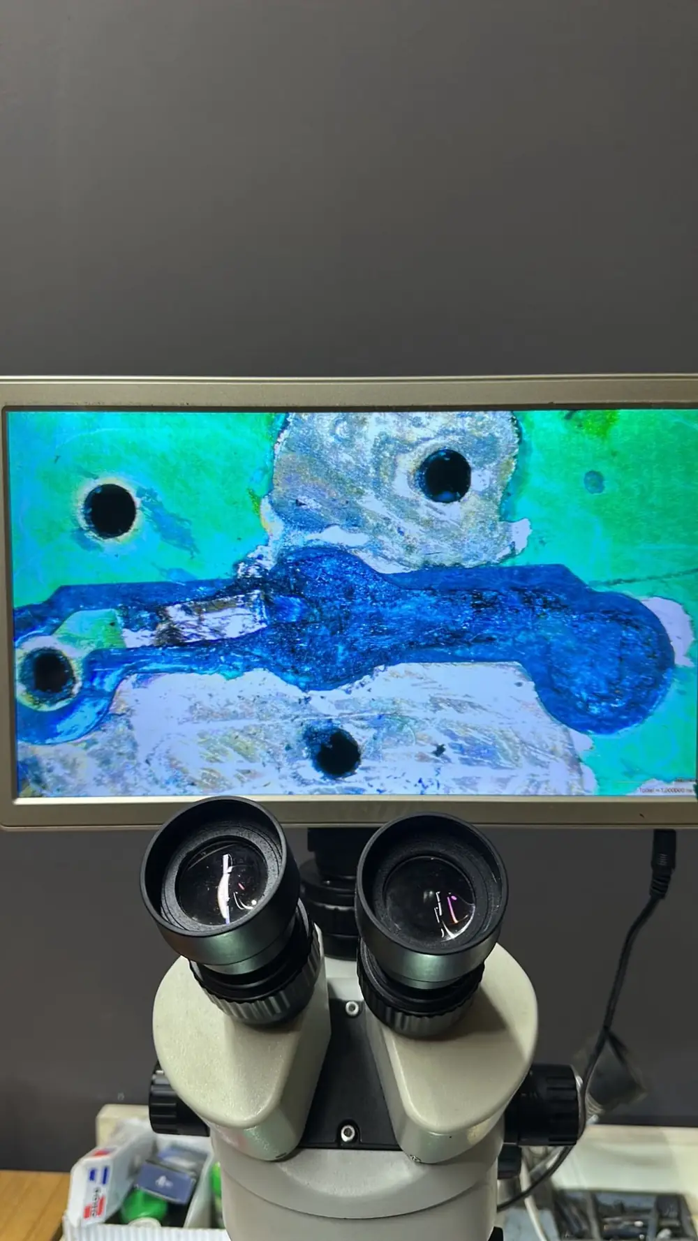 PS5 HDMI Soket Değişimi — Atölye mikroskobunda PS5 HDMI soket bölgesinin incelenmesi