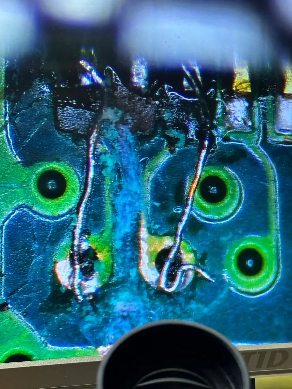 PS5 HDMI Soket Değişimi — Mikroskop altında kopan pedlerin ince telle (jumper) onarımı