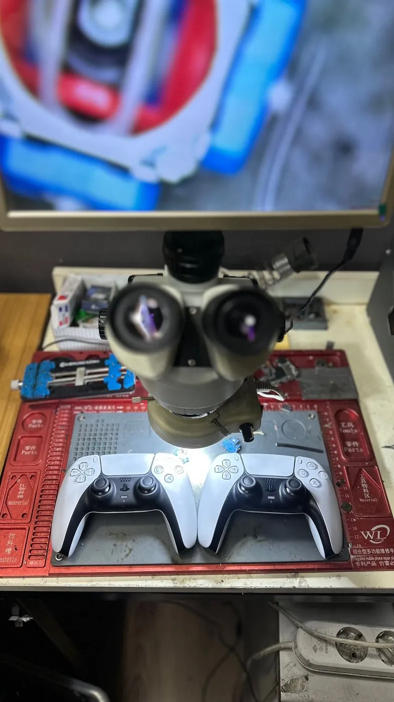 PS5 Kol Tamiri (DualSense) — Mikroskop altında DualSense onarımı