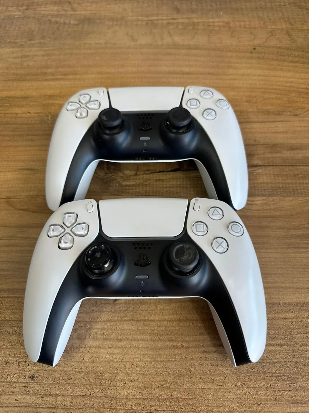 PS5 Kol Tamiri (DualSense) — Yıpranmış analog başlıklar — üstte sağlam, altta aşınmış